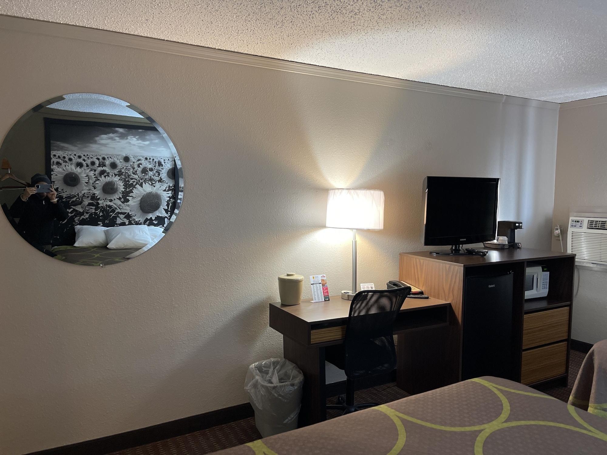 Super 8 By Wyndham Bismarck Hotel Exterior photo